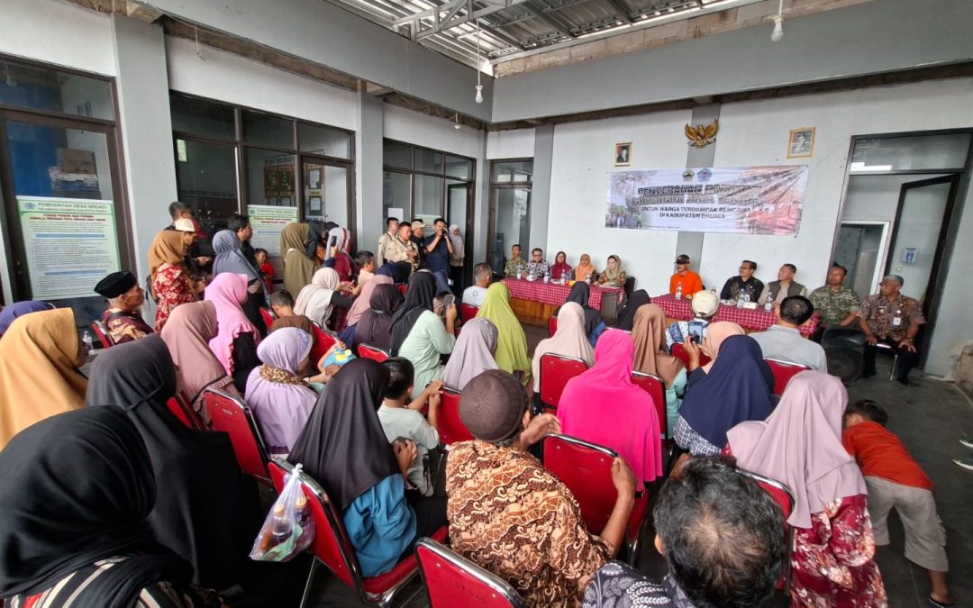 Bupati Brebes bersama BPBD Kab. Brebes Melaksanakan Penyerahan Bantuan Gubernur Jawa Tengah Secara Simbolis kepada Warga Terdampak Bencana di Kabupaten Brebes